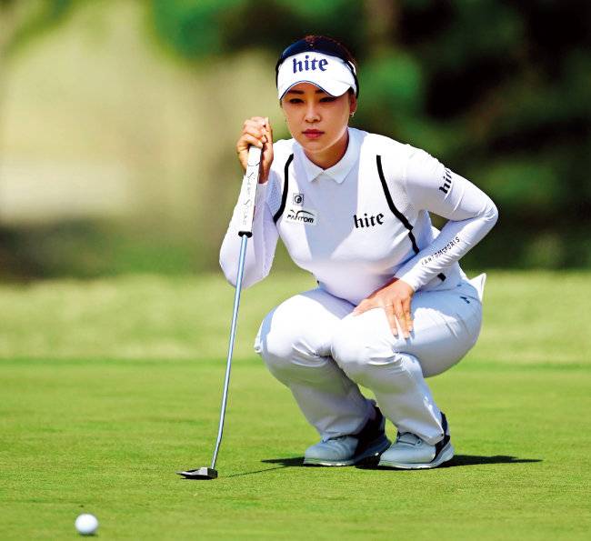 4월 17일 경기도 여주 페럼클럽에서 열린 2022 KLPGA 투어 ‘메디힐-한국일보 챔피언십’ 파이널 라운드 4번홀에서 윤이나가 퍼트를 준비하고 있다.