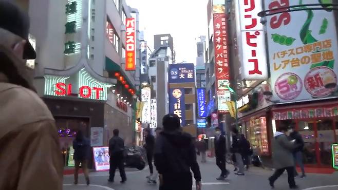 일본 도쿄 이케부쿠로의 한 거리. 유튜브 채널 '일본이야기'에 게시된 '도쿄 이케부쿠로 유흥밀집 지역'이라는 제목의 영상 속 화면/ 유튜브