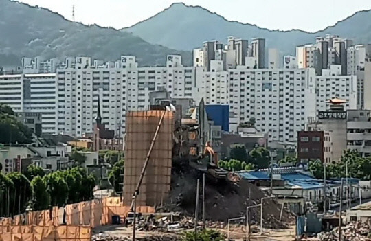 "저러면 안 될 거 같은데"…주민은 아침부터 붕괴참사 예견. 사진=연합뉴스