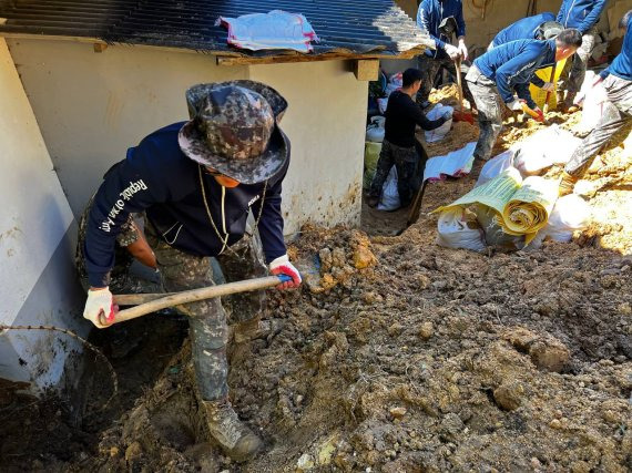 7일 태풍피해 복구작업에 투입된 육군 22사단 장병들이 양양군 현북면에서 민가 주변의 토사를 제거하고 있다. 육군 8군단은 이날 태풍피해를 본 강원 고성과 양양군, 동해시에 80여명의 병력을 투입해 수해 복구작업을 펼쳤다. 사진=육군 8군단 제공