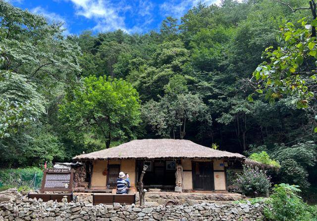 김삿갓 거주지에 복원한 초가. 도로에서 2km가량 떨어진 깊은 계곡이다.