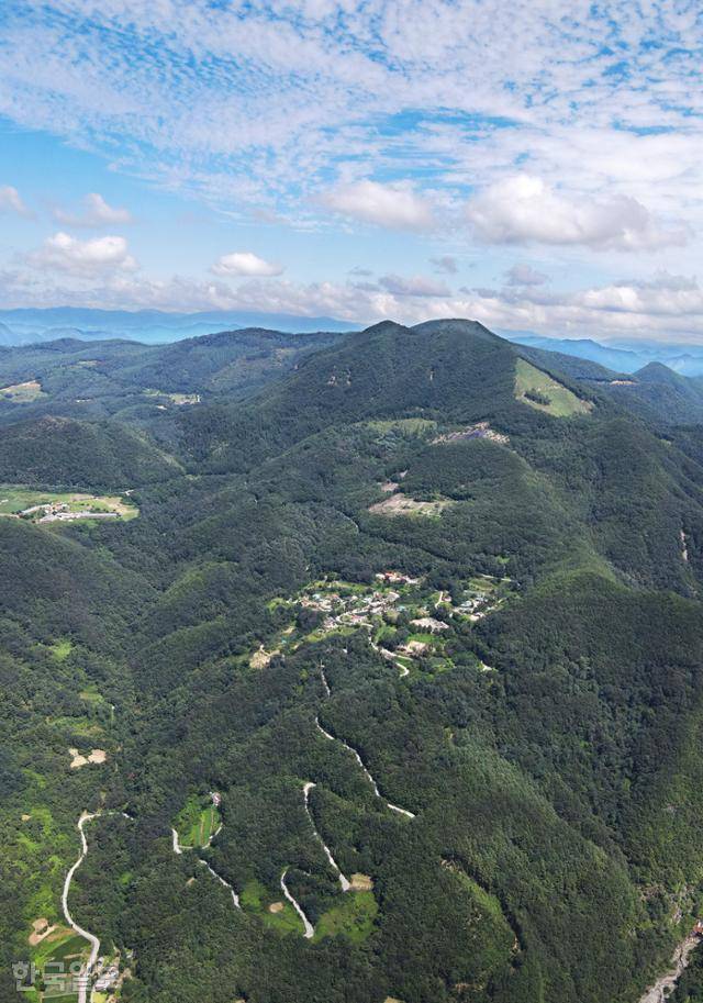 영월 김삿갓면 망경대산 아래에 위치한 모운동 마을. 해발 550m로 아주 높은 편은 아니지만 굽이굽이 가파른 경사로를 올라야 해서 '하늘 아래 첫 동네'라고도 불린다.