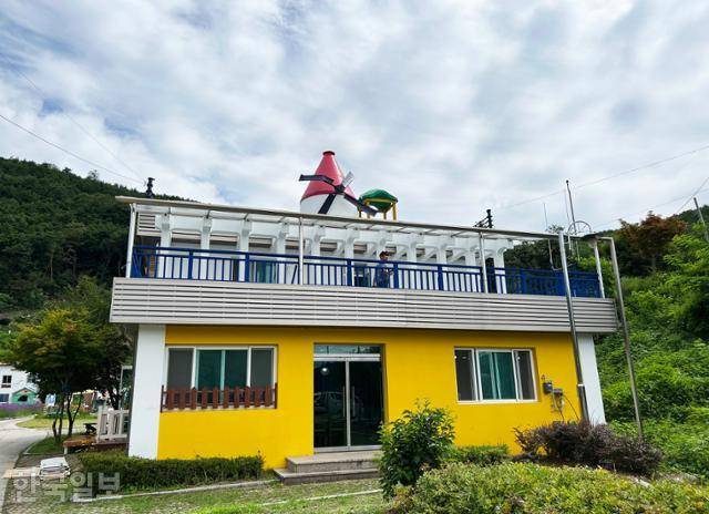 '운탄고도 마을호텔'을 촬영한 모운동 마을회관. 실제 호텔로 알고 찾아오는 이들이 많아 현재 숙소로 개조 중이다.