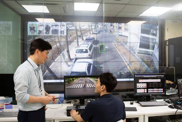 재식별 기술을 시연하는 KIST AI·로봇연구소 연구진. KIST 제공