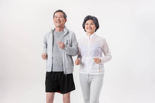 속도에 상관없이 하루 약 9800보를 걷는 사람들은 치매 발생 위험이 약 50% 낮다는 연구 결과가 나왔다./사진=클립아트코리아