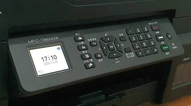LCD 화면과 키패드를 본체에 탑재한 고급 기종인 '브라더 MFC-T920W'