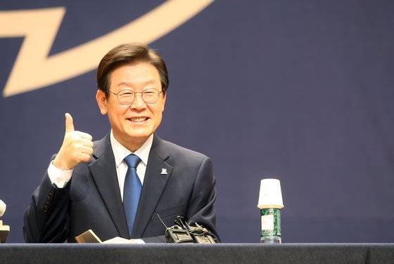 이재명 더불어민주당 대표가 1일 오후 광주 서구 치평동 김대중컨벤션센터에서 열린 '더 나은 민주당' 만들기 타운홀 미팅에 참석해 지지자들의 요청에 따라 엄지 손가락을 세우고 있다. 이날 행사의 사회는 박구용 전남대 철학과 교수가 맡았다. 연합뉴스
