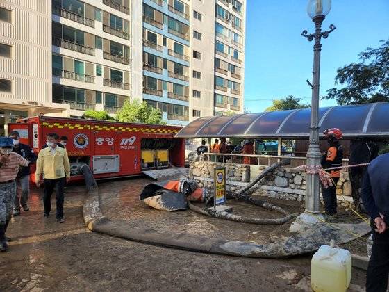 6일 경북 포항시 남구 인덕동 한 아파트단지 지하주차장이 제11호 태풍 '힌남노'의 여파로 침수 피해가 난 가운데, 소방당국이 지하주차장에서 연락이 끊긴 실종자를 찾기 위해 배수 작업을 하고 있다. 김민주 기자