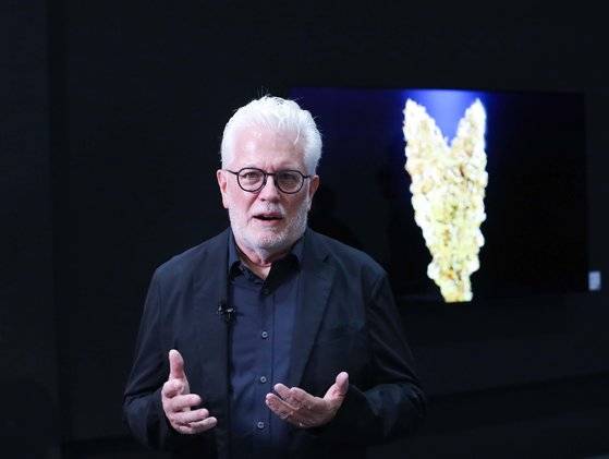 배리 X 볼 작가는 프리즈 서울 전시에서 큰 주목을 받았다. 자신의 NFT 앞에 선 작가. [LG전자 제공]