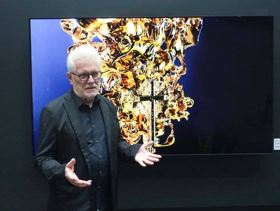 요한 바오로 2세를 주제로 한 NFT 작품 앞에 선 배리 X 볼. LG전자와 LG아트랩의 제안으로 NFT를 만들 결심을 했다. [LG전자 제공]