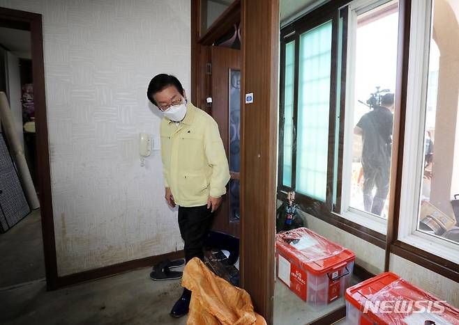 [포항=뉴시스] 고범준 기자 = 이재명 더불어민주당 대표가 7일 오전 제11호 태풍 '힌남노' 영향으로 피해를 입은 경북 포항시 남구 대송면 인근 주택을 찾아 살펴보고 있다. 2022.09.07. bjko@newsis.com