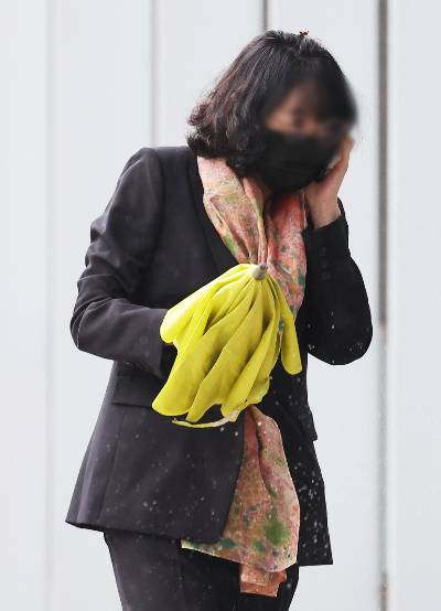 더불어민주당 이재명 의원 배우자 김혜경 씨의 '법인카드 유용 의혹' 사건 핵심 인물인 배모 씨가 지난달 30일 경기도 수원시 영통구 수원지방법원에서 열린 구속 전 피의자 심문(영장실질심사)에 출석하고 있다. 연합뉴스