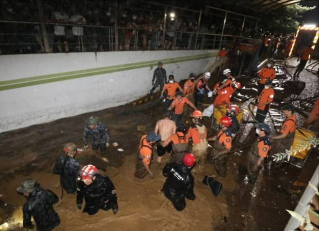 제11호 태풍 힌남노가 지나간 지난 6일 오후 소방당국이 경북 포항시 오천읍의 한 아파트 지하 주차장에서 남성 생존자 1명을 구조해 나오고 있다. 포항=뉴스1