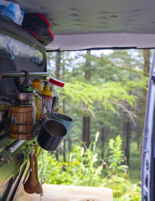 커피 그라인더 등 다양한 물품이 가지런히 놓인 실내 [사진/성연재 기자]