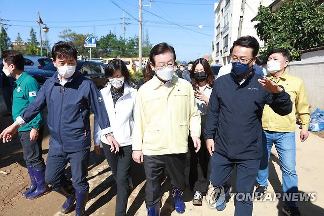 포항 태풍 피해지역 찾은 이재명 대표 (포항=연합뉴스) 김현태 기자 = 더불어민주당 이재명 대표가 7일 오전 태풍 피해지역인 경북 포항시 남구 대송면 일대를 찾아 피해 상황을 살펴보고 있다. 2022.9.7 mtkht@yna.co.kr