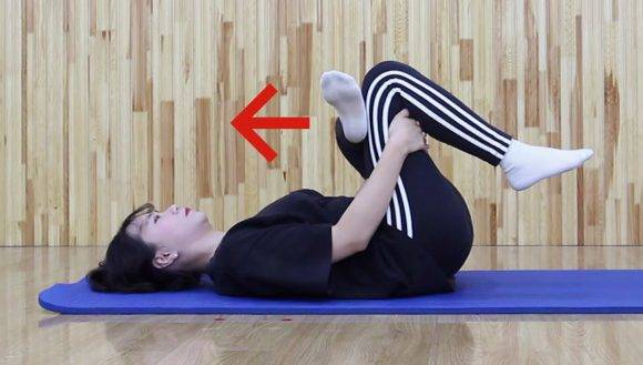 누워서 다리 꼬아 팔로 당기는 동작.