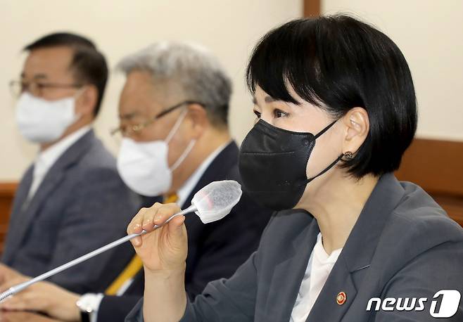 전현희 국민권익위원장이 2일 서울 서초구 한국세무사회관에서 열린 한국소기업소상공인연합회 현장회의에서 인사말을 하고 있다. 전 위원장은 "코로나19와 물가상승 이중고를 겪는 소기업·소상공인의 현장 목소리를 듣고 고충을 해결해나갈 수 있도록 최선을 다 하겠다＂고 말했다. (국민권익위원회 제공) 2022.9.2/뉴스1