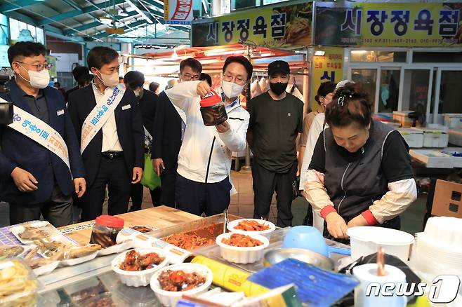 심덕섭 전북 고창군수가 8일 오전 고창전통시장에서 명절 장보기를 하며 시장상인들을 격려하고 있다.(고창군 제공)2022.9.8/뉴스1