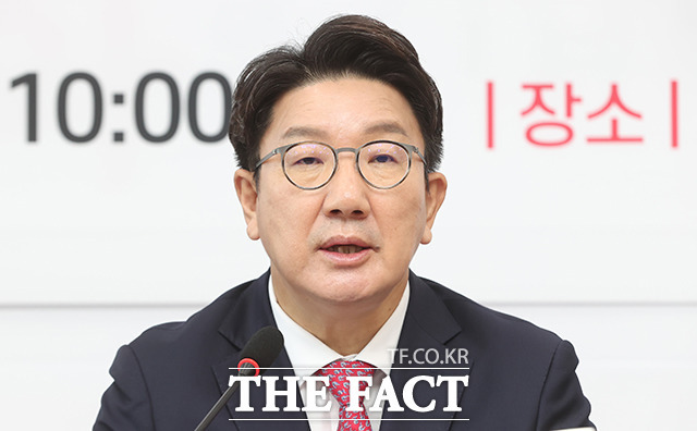 권성동 국민의힘 원내대표는 8일 기자회견을 열고 "저는 오늘 이 자리에서 여당 원내대표 사퇴 의사를 밝힌다"고 선언했다. /이새롬 기자