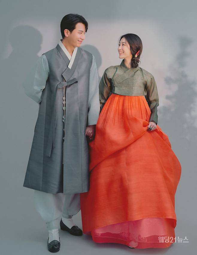 사진 : 한복 이종순한복, 포토그래퍼 멜리브라운 스튜디오, 헤어 유나(뷰티 진동희), 메이크업 송은(뷰티 진동희), 모델 이예담, 천석범, 스타일링 박선혜, 소품협찬 슬기주머니