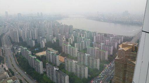 서울 송파구 재건축 대장주 잠실주공5단지에서 지난달 계약취소 사례가 발생했다.  사진은 잠실주공5단지 전경.