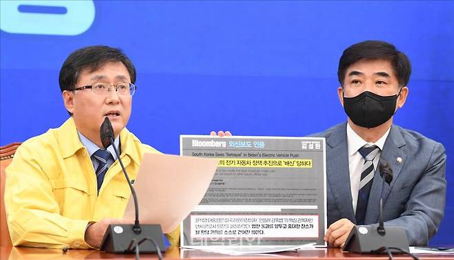 김성환 더불어민주당 정책위의장이 8일 오전 국회에서 열린 정책조정회의에서 민방위복을 종래의 옅은 노란색으로 녹색으로 교체하는 작업에 예산을 쓰고 있는 점을 비판했다. 김 의장은 이날 기존의 옅은 노란색 민방위복을 입고나와 발언했다. (공동취재사진) ⓒ데일리안 홍금표 기자