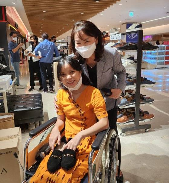 지난 2일 김정신 굳셰퍼드재단 이사장은 흐닌프윈에이에게 검은색 구두를 선물했다. 사진 굳셰퍼드재단