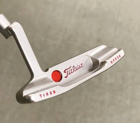 일자형 퍼터. 타이거 우즈가 지난 2002년 사용하던 백업 퍼터가 경매에서 한화 약 4억5000만원에 낙찰됐다. [사진 골든에이지골프옥션 인스타그램 캡처]