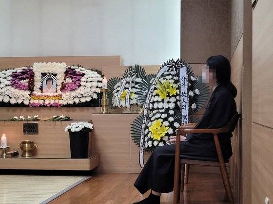 7일 오후 경북포항의료원 장례식장에서 이번 사고로 어머니를 잃은 유가족이 망연자실한 듯 상주석에 앉아있다. 안대훈 기자