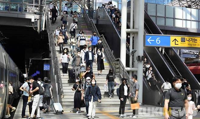 민족 대명절 ‘추석’을 이틀 앞둔 8일 오전, 서울역 플랫폼에서 귀성객들이 고향으로 떠나는 열차에 탑승을 하기 위해 이동하고 있다.