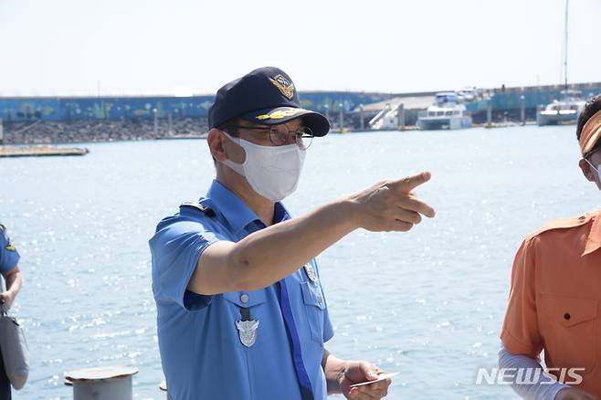 [서귀포=뉴시스] 오영재 기자 = 김진영 서귀포해양경찰서장이 8일 오전 제주 서귀포시 운진항을 찾아 추석 수난사고 예방을 위한 현장 점검을 하고 있다. (사진=서귀포해양경찰서 제공) 2022.09.08. oyj4343@newsis.com