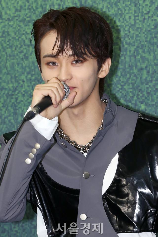 NCT드림 마크가 8일 오후 서울 송파구 잠실 올림픽주경기장에서 열린 두 번째 단독 콘서트 '더 드림쇼 - 인 어 드림(THE DREAM SHOW -In A DREAM)' 기자회견에서 질문에 답하고 있다. / 사진=김규빈 인턴기자