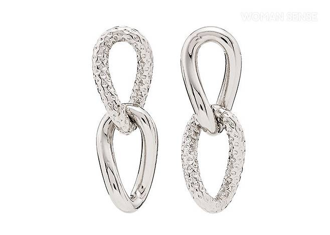 서로 다른 텍스처의 실버 체인 이어링 20만원대 바이알로나.