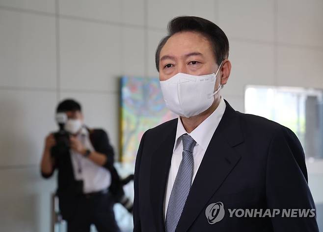 기자들과 질의응답하는 윤석열 대통령 (서울=연합뉴스) 안정원 기자 = 윤석열 대통령이 8일 오전 서울 용산 대통령실 청사로 출근, 기자들과 질의응답을 하고 있다. 2022.9.8 jeong@yna.co.kr