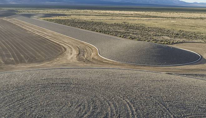 마이클 하이저의 대지 예술 '도시(City)', 1970 – 2022. © Michael Heizer. Courtesy Triple Aught Foundation. Photo: Eric Piasecki