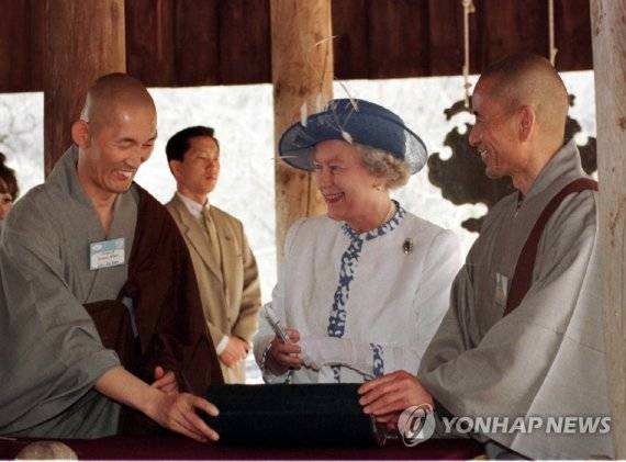1999년 방한 당시 안동 봉정사를 방문해 스님들과 대화하는 엘리자베스 2세 여왕의 모습. /연합뉴스
