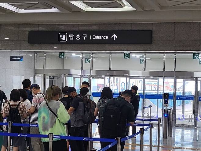 2022년 8월24일 인천 중구에 있는 제주행 인천연안여객터미널 탑승구 앞. 탑승 수속을 기다리는 탑승객 앞에 비욘드 트러스트호가 정박해 있다. 이승욱 기자