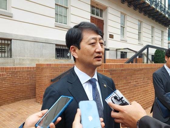 (워싱턴=뉴스1) 김현 특파원 = 안덕근 통상교섭본부장이 7일(현지시간) 워싱턴DC 미 무역대표부(USTR) 청사에서 캐서린 타이 대표와 면담 후 특파원들과 대화를 나누고 있다.   이날 안 본부장은 미 인플레이션 감축법(IRA)에 따른 한국산 전기차 차별 문제와 관련해 미 무역대표부(USTR)와 이를 해결하기 위한 양자간 협의 채널을 개시하기로 합의했다고 밝혔다. (워싱턴 특파원단 제공) 2022.9.8/뉴스1
