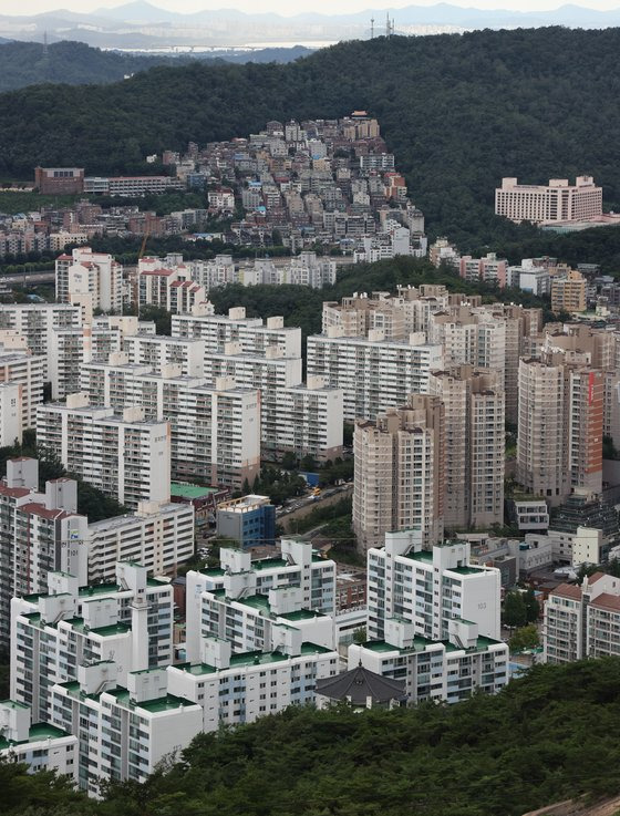 아파트값 하락세가 이어지고 있다. 서울 인왕산에서 바라본 서울 시내 아파트 모습. 연합뉴스