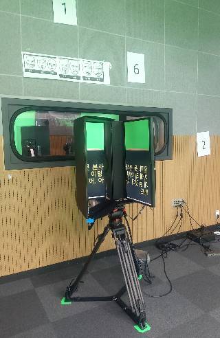 스튜디오 촬영장에는 프롬프트에 '엄마, 못 본 사이에 왜 이렇게 늙었어. 아빠도.'라는 AI 학습용 스크립트가 보였다./사진=김유경 기자