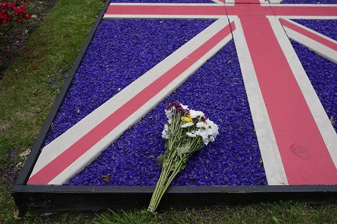 미국 워싱턴 영국 대사관 앞에 엘리자베스 2세의 서거를 애도하는 꽃이 놓여져 있다. [AP]