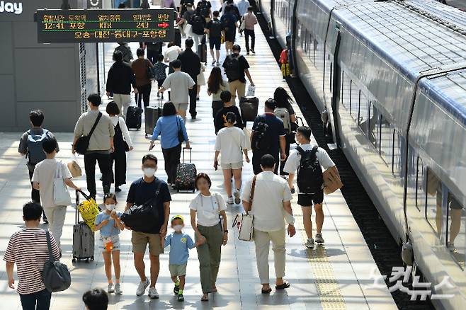 추석 연휴 첫날인 9일 오후 서울역에 열차를 이용해 이동하려는 귀성객들로 붐비고 있다. 류영주 기자