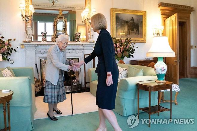6일 리즈 트러스 신임 영국 총리를 접견하는 엘리자베스2세 여왕 [AFP 연합뉴스 자료사진 재판매 및 DB 금지]