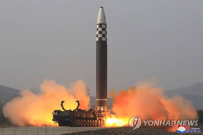 북한 ICBM 화성-17형 [평양 조선중앙통신=연합뉴스 자료사진. 국내에서만 사용가능. 재배포 금지. For Use Only in the Republic of Korea. No Redistribution] nkphoto@yna.co.kr