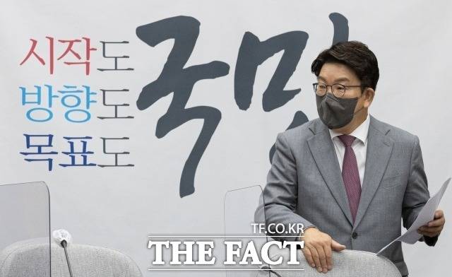 여야는 맞고발로 강대강 대치를 이어가고 있다. 추석 민심 주도권을 쥐려는 의도로 보인다. 권성동 전 국민의힘 원내대표가 지난 7일 오전 서울 여의도 국회에서 열린 원내대책회의에 참석하고 있는 모습. / 이새롬 기자