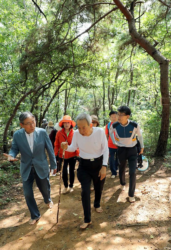 박성태 씨(앞 오른쪽)가 박동창 맨발걷기시민운동본부 회장(앞 왼쪽)과 함께 경기 남양주 와부 금대산을 맨발로 걷고 있다. 1월 말 전립선암 말기 판정을 받은 박 씨는 2월 말부터 본격적으로 맨발로 금대산을 걸어 2개월 여만에 암의 공포에서 벗어났다. 남양주=이훈구 기자 ufo@donga.com