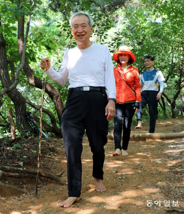 박성태 씨가 집 근처 경기 남양주 와부 금대산을 맨발로 걷고 있다. 1월 말 전립선암 말기 판정을 받은 그는 2월 말부터 본격적으로 맨발로 금대산을 걸어 2개월 여만에 암의 공포에서 벗어났다. 남양주=이훈구 기자 ufo@donga.com