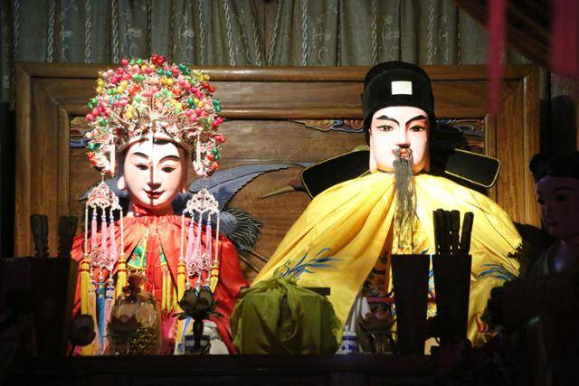 주가각 성황묘 대전의 성황신과 부인 조각상. ⓒ최종명