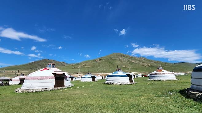 울란바토르 인근에 조성된 몽골 전통 형식의 숙박업소. 일행은 잠시 이곳에 들러 몽골에서의 첫 식사를 했습니다.