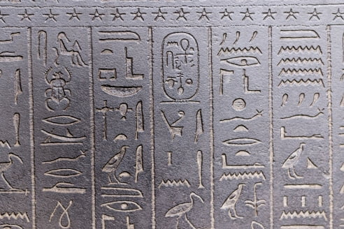 이집트 상형문자가 적혀있는 비석. gettyimagesbank